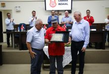Câmara de Indaial homenageia Evandro Vinotti com título de Cidadão Honorário em cerimônia emocionante