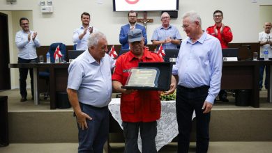 Câmara de Indaial homenageia Evandro Vinotti com título de Cidadão Honorário em cerimônia emocionante