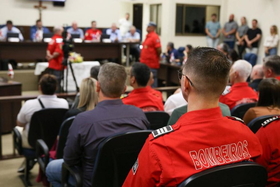 Câmara de Indaial homenageia Evandro Vinotti com título de Cidadão Honorário em cerimônia emocionante