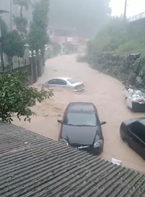 Temporal transforma rua em rio, invade casas e causa deslizamentos na Páscoa em Blumenau