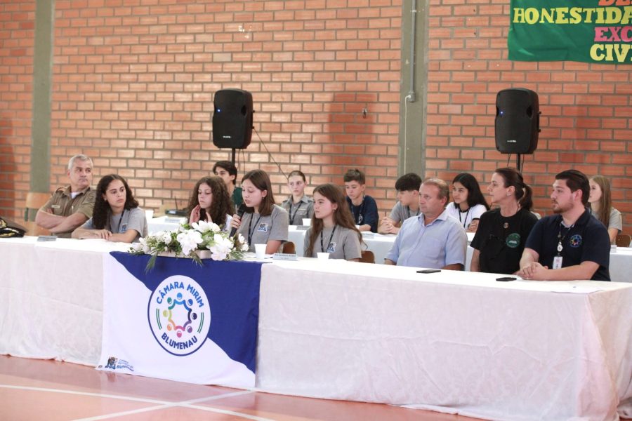 Câmara Mirim de Blumenau realiza primeira sessão itinerante de 2026 e aproxima estudantes do Legislativo