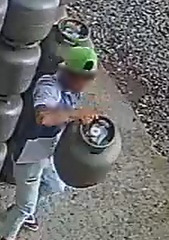 Homem leva botijão de gás na “cara dura” enquanto funcionário trabalhava por perto e foge de bicicleta em Timbó. Foto: Especial Misturebas News.
