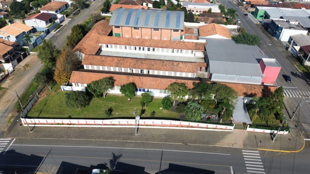 Dois criminosos agem friamente pulando muro e tentando furtar escola em Canoinhas. Foto: E.E.B. Irmã Maria Felicitas.