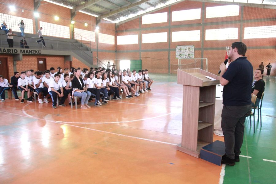 Câmara Mirim de Blumenau realiza primeira sessão itinerante de 2026 e aproxima estudantes do Legislativo