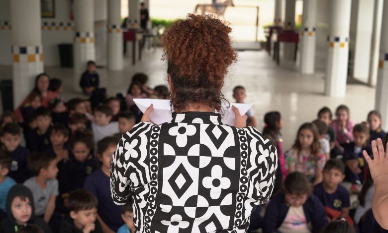 Da África para o Vale: espetáculo bilíngue leva lendas angolanas a Timbó, Ilhota e Guabiruba