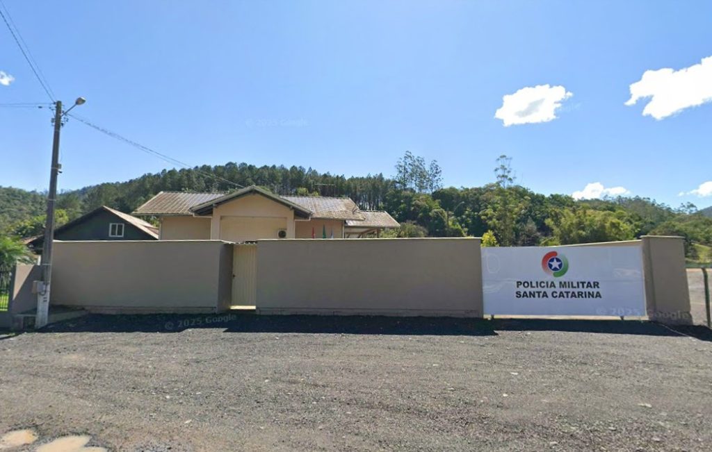 Sob ameaças de morte, família aciona PM e homem acaba preso com facão.