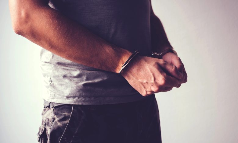 Homem é preso após descumprir medida protetiva e importunar ex-companheira em Blumenau