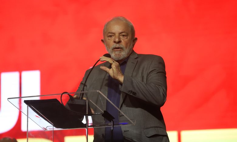 “Não precisamos de escolas cívico-militares no Brasil”, afirma Lula ao sancionar PNE