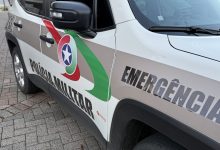 Homem é baleado, tenta buscar ajuda em empresa e cai ferido em terreno de residência em Indaial