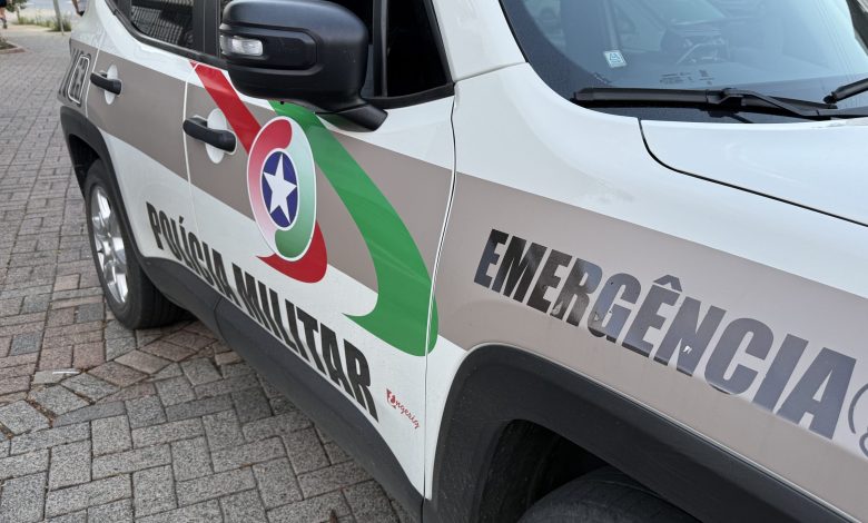 Homem é baleado, tenta buscar ajuda em empresa e cai ferido em terreno de residência em Indaial