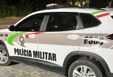 Mulher é presa no local de trabalho após PM cumprir mandado de prisão por pensão alimentícia em Timbó