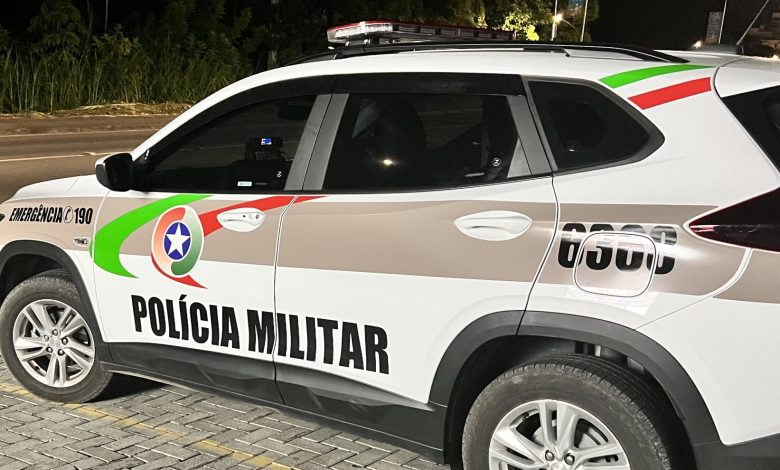 Mulher é presa no local de trabalho após PM cumprir mandado de prisão por pensão alimentícia em Timbó