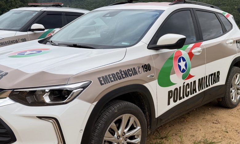 Foragido com 2 mandados foge de bike, resiste à prisão e deixa policial ferido em Indaial
