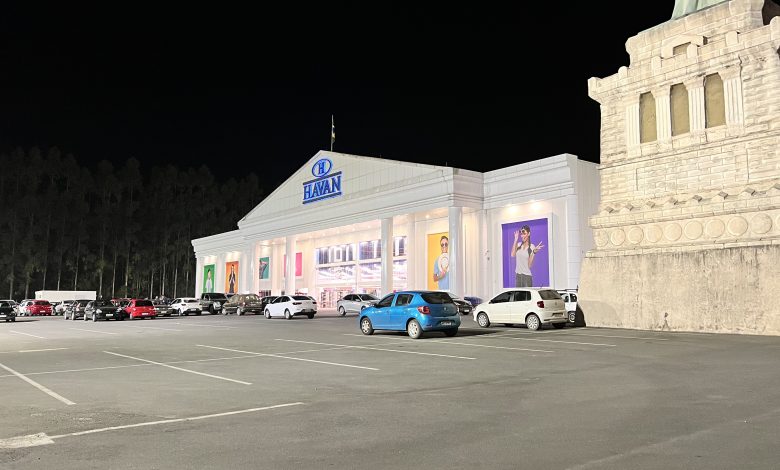 Carro é furtado em estacionamento da Havan enquanto proprietária fazia compras em Indaial