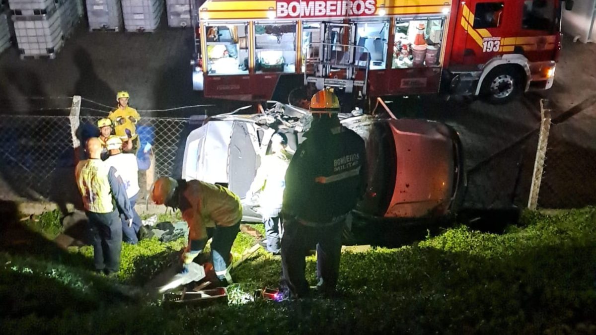 Carro despenca de barranco, atinge árvore e deixa motorista encarceirado na Antônio Heil, em Brusque