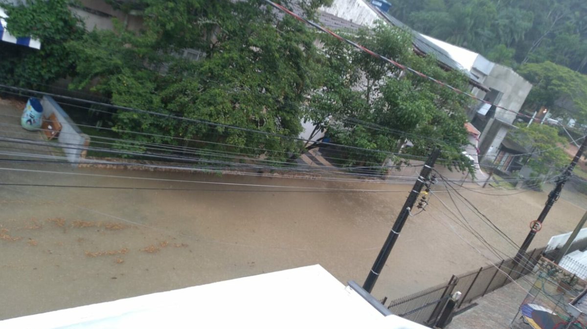 Chuva intensa no domingo de Páscoa causa alagamentos, deslizamentos e mobiliza força-tarefa em Blumenau