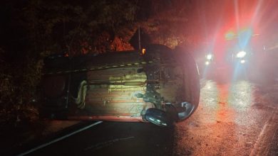 Carro ocupado por adolescente perde o controle em SC, bate em barranco e revela 130 kg de maconha
