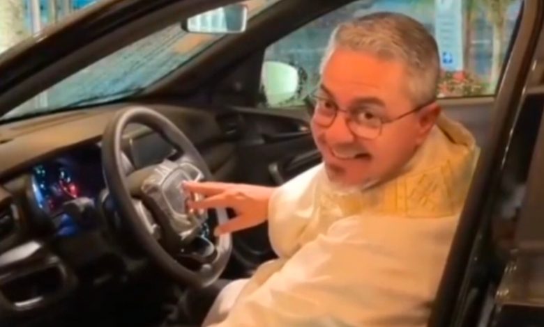 Padre ganha carro em rifa da própria paróquia em SC e caso repercute nas redes