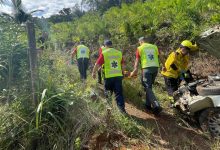 Motorista perde controle e carro despenca em ribanceira de 30 metros em Gaspar