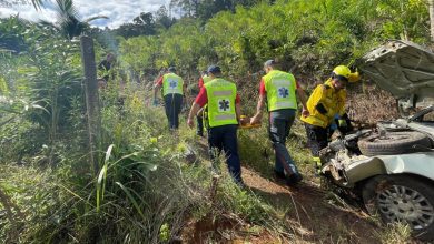 Motorista perde controle e carro despenca em ribanceira de 30 metros em Gaspar