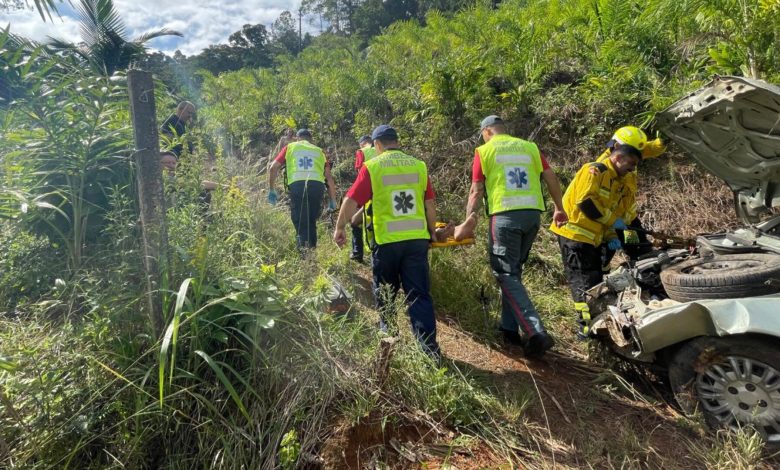 Motorista perde controle e carro despenca em ribanceira de 30 metros em Gaspar
