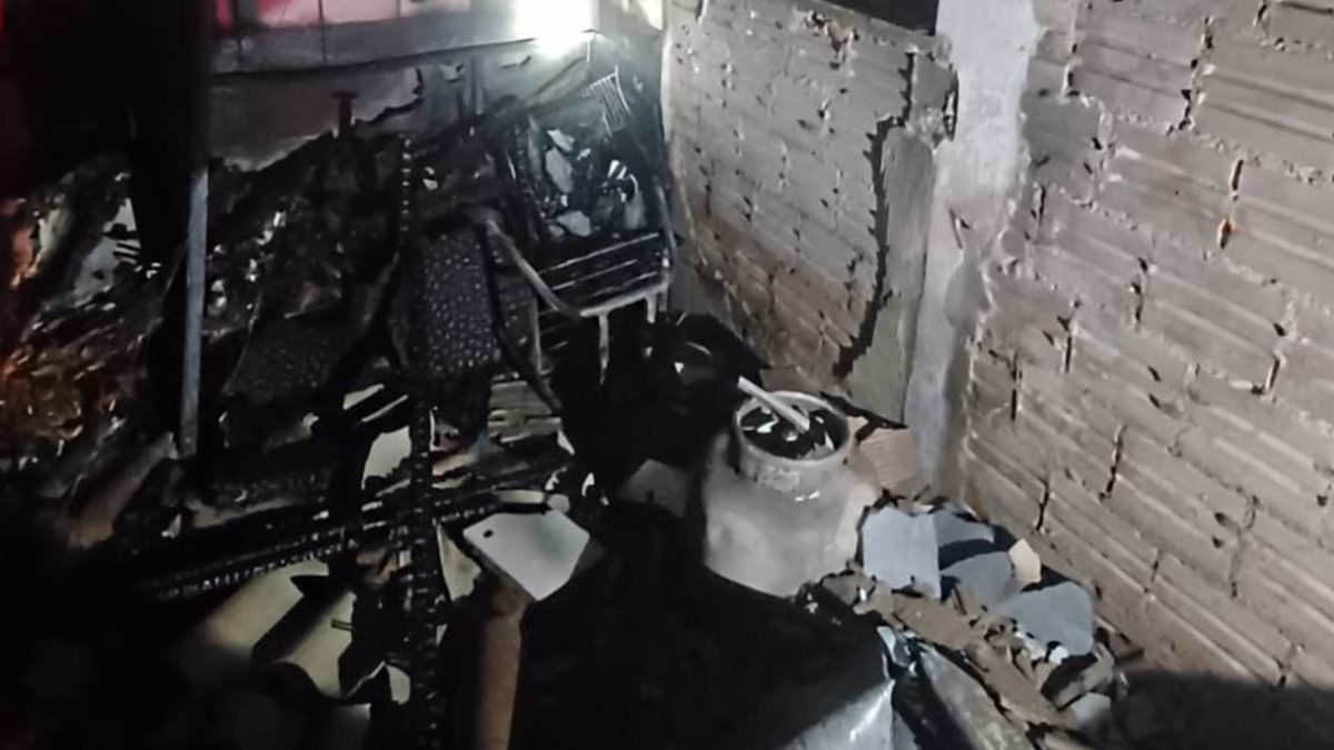 Tragédia em SC: idosa morre após casa ser consumida por incêndio durante a noite