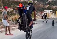 Manobra chama atenção após pneu se desprender de moto durante empinada