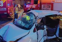 Motorista fica encarceirado após perder controle de carro e atingir muro de imóvel em Blumenau