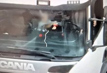 Registro aéreo mostra criança ao volante de caminhão enquanto condutor mexe no celular em rodovia de SC