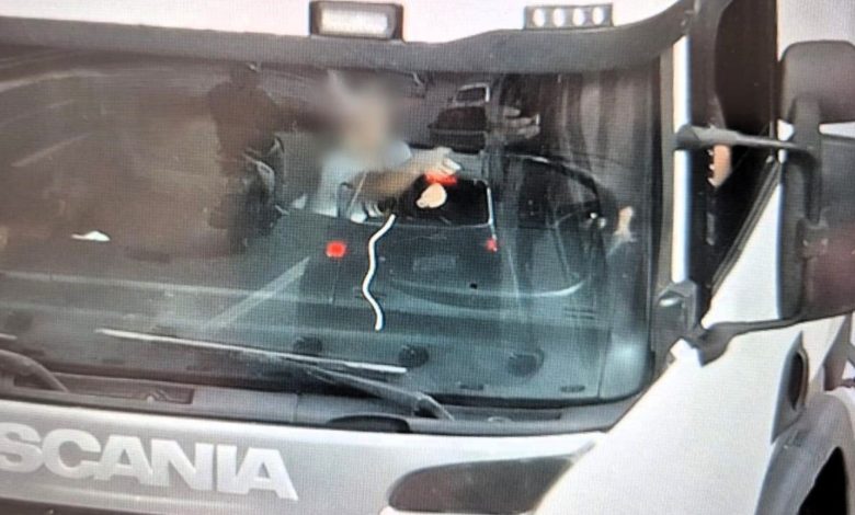 Registro aéreo mostra criança ao volante de caminhão enquanto condutor mexe no celular em rodovia de SC
