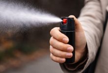 Nova lei em SC garante spray de pimenta gratuito para mulheres sob medida protetiva