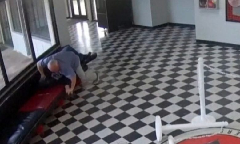 Diretor enfrenta ex-aluno armado, o derruba e impede ataque em escola