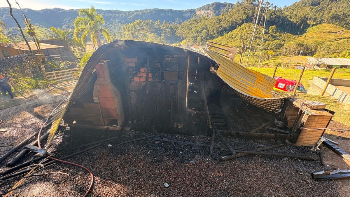 Chalé é destruído por incêndio em Rio dos Cedros; casal escapa sem ferimentos