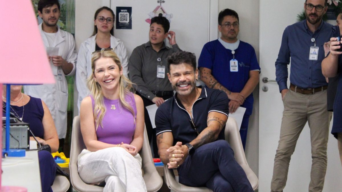 Entre música e emoção: Marcos, da dupla com Belutti, surpreende crianças em tratamento oncológico em Blumenau