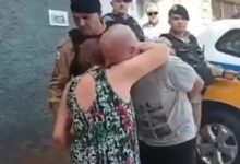 Ex-policial condenado pelos atos de 8/1 chora ao ser preso e pede abraço da mãe