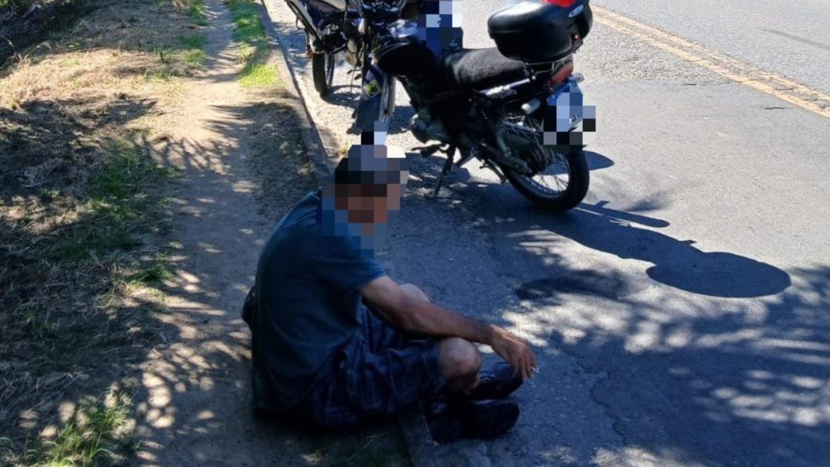 Na contramão do perigo: motociclista bêbado cruza pista e quase provoca acidente em Blumenau