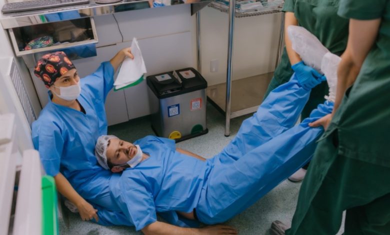 Pai desmaia ao ver a filha nascer em SC e cena inusitada viraliza