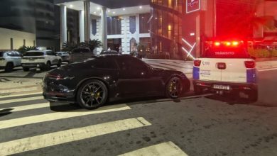Motorista com CNH cassada é encontrado dormindo dentro de Porsche parado na faixa de pedestres em BC
