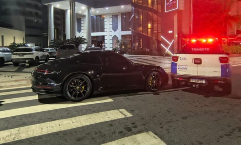 Motorista com CNH cassada é encontrado dormindo dentro de Porsche parado na faixa de pedestres em BC