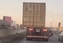 Contêiner inclinado em caminhão na BR-101, em SC assusta motoristas e levanta risco de acidente