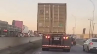 Contêiner inclinado em caminhão na BR-101, em SC assusta motoristas e levanta risco de acidente