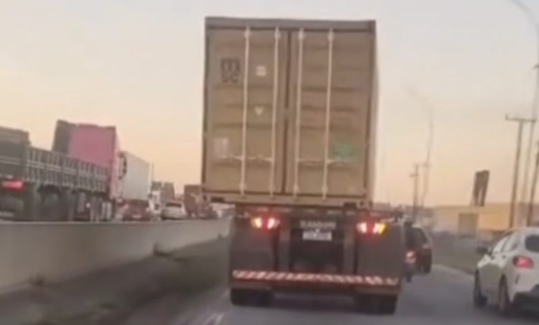 Contêiner inclinado em caminhão na BR-101, em SC assusta motoristas e levanta risco de acidente
