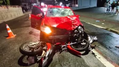 Impacto violento na madrugada: colisão entre carro e moto termina com mulher morta em Blumenau
