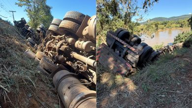 Bitrem sai da pista e tomba em ribanceira em Ascurra; motorista é resgatado com vida