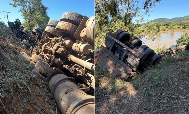 Bitrem sai da pista e tomba em ribanceira em Ascurra; motorista é resgatado com vida