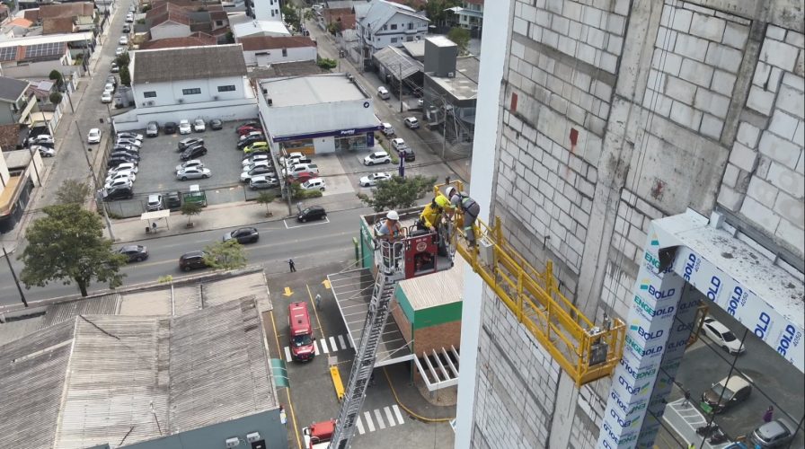 Resgate de alto risco: bombeiros salvam operários presos em andaime a 35 metros do solo em Blumenau