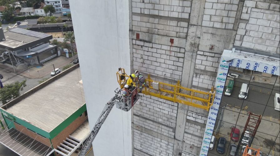 Resgate de alto risco: bombeiros salvam operários presos em andaime a 35 metros do solo em Blumenau