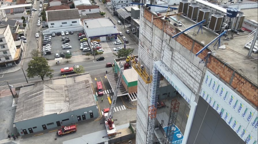Resgate de alto risco: bombeiros salvam operários presos em andaime a 35 metros do solo em Blumenau