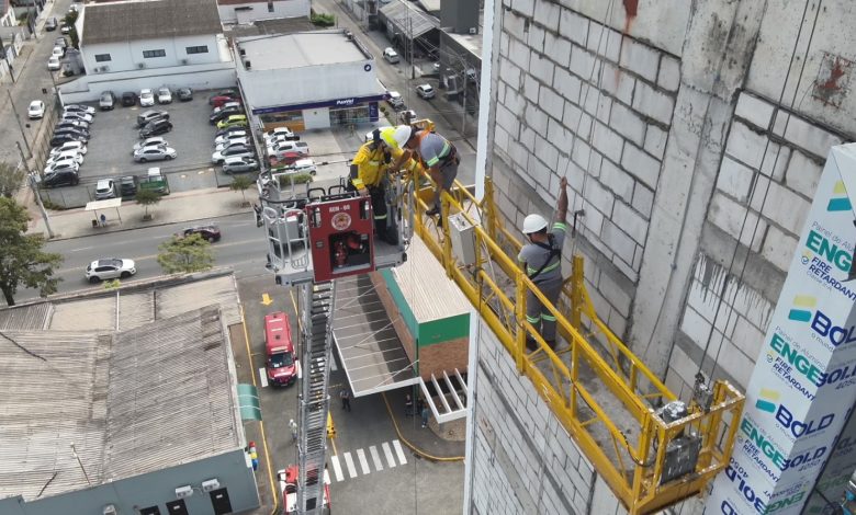 Resgate de alto risco: bombeiros salvam operários presos em andaime a 35 metros do solo em Blumenau