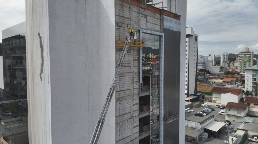 Resgate de alto risco: bombeiros salvam operários presos em andaime a 35 metros do solo em Blumenau